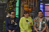 左からとろサーモン久保田、野呂佳代、大自然ロジャー。(c)読売テレビ