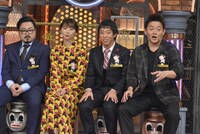 左から休日課長、おのののか、さらば青春の光・森田、スピードワゴン井戸田。(c)読売テレビ
