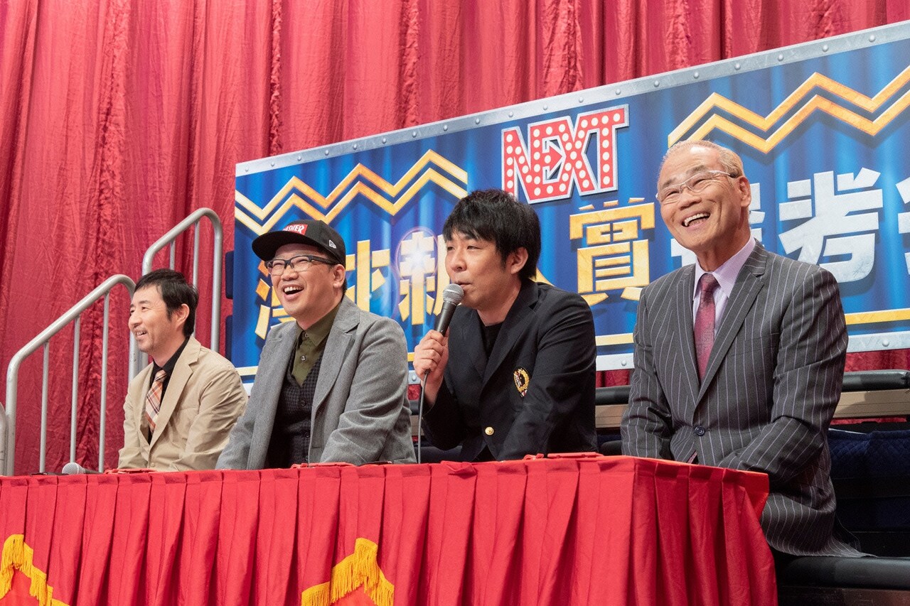 審査員を務める（左から）お～い！久馬、ユウキロック、パンクブーブー佐藤、オール巨人。(c)読売テレビ