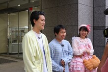 左から霜降り明星、かにぱんお姉さん。(c)静岡朝日テレビ