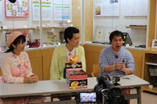 左からかにぱんお姉さん、霜降り明星。(c)静岡朝日テレビ