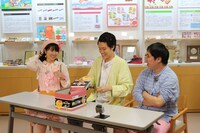 左からかにぱんお姉さん、霜降り明星。(c)静岡朝日テレビ