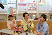 左からかにぱんお姉さん、霜降り明星。(c)静岡朝日テレビ