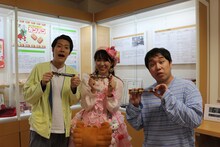 左から霜降り明星・粗品、かにぱんお姉さん、霜降り明星せいや。(c)静岡朝日テレビ