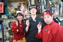 左からかにぱんお姉さん、霜降り明星。(c)静岡朝日テレビ