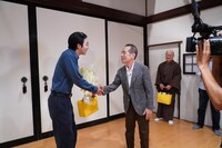 撮影現場を訪れた林家木久扇。