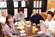 尾上菊之助がゲスト出演する「ダウンタウンなう」の「本音でハシゴ酒」のワンシーン。(c)フジテレビ