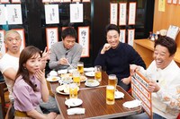 尾上菊之助がゲスト出演する「ダウンタウンなう」の「本音でハシゴ酒」のワンシーン。(c)フジテレビ