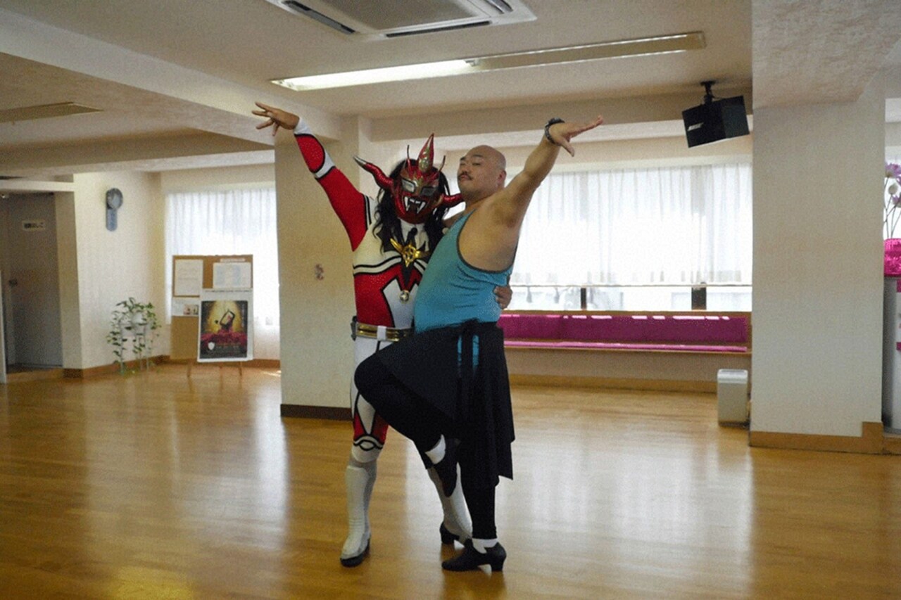 クロちゃんと獣神サンダー・ライガーが社交ダンス - お笑いナタリー