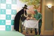 誕生日ケーキを運んできたトム・ブラウン。