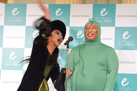 漫才を披露するトム・ブラウン。