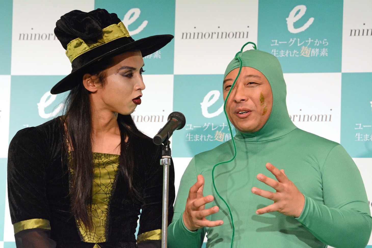 漫才を披露するトム・ブラウン。