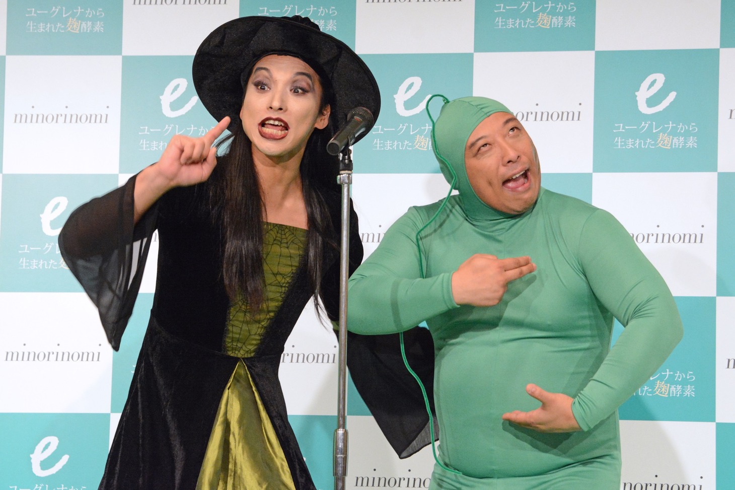 漫才を披露するトム・ブラウン。