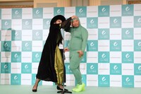 漫才を披露するトム・ブラウン。