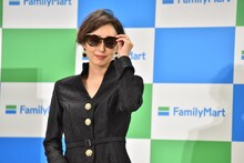 ファミリーマートの新CM出演時のようにサングラスをかけて登壇する木村多江。