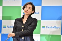 サングラスを外す木村多江。