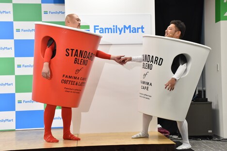 カフェラテの着ぐるみ姿で身動きが取りにくいため、助け合って登壇する鬼越トマホーク。