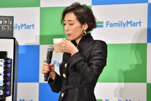 カフェラテを試飲して口に泡をつける木村多江。