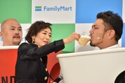 木村多江にカフェラテを飲ませてもらう鬼越トマホーク・金ちゃん（右）。
