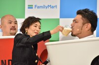 木村多江にカフェラテを飲ませてもらう鬼越トマホーク・金ちゃん（右）。