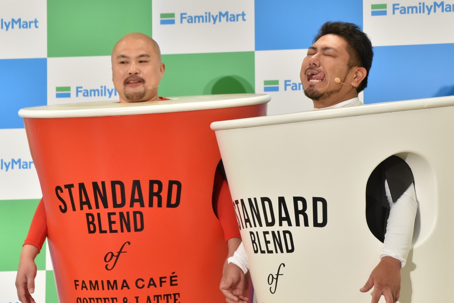 「サービスショット」だと言って口のまわりについたカフェラテの泡を舌で舐め取る鬼越トマホーク。