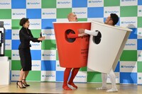 ケンカをする鬼越トマホークと仲裁に入る木村多江（左）。