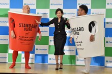 ファミリーマートの「カフェラテ“ふわふわ泡”お披露目イベント」に登壇し、ケンカを繰り広げる鬼越トマホークと、その仲裁に入る木村多江（中央）。