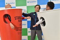 ケンカを展開する鬼越トマホークと、その仲裁に入る澤田貴司社長（中央）。