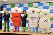 （左から）ファミリーマートの澤田貴司社長、鬼越トマホーク・坂井、木村多江、鬼越トマホーク・金ちゃん、「ファミペイ」公式キャラクター・ファミッペ。