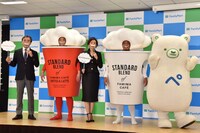 （左から）ファミリーマートの澤田貴司社長、鬼越トマホーク・坂井、木村多江、鬼越トマホーク・金ちゃん、「ファミペイ」公式キャラクター・ファミッペ。
