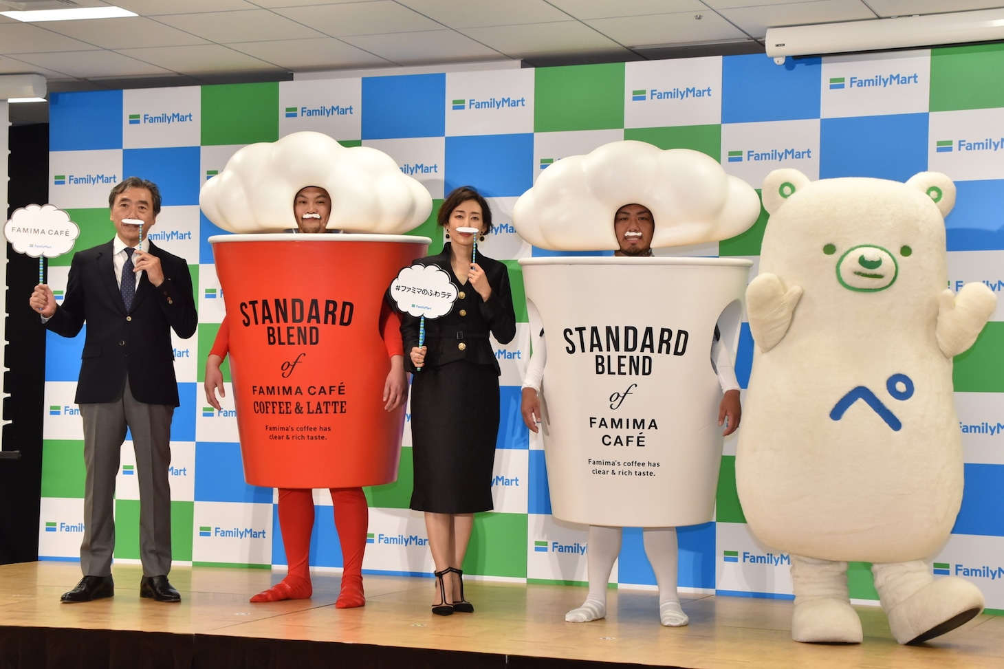 （左から）ファミリーマートの澤田貴司社長、鬼越トマホーク・坂井、木村多江、鬼越トマホーク・金ちゃん、「ファミペイ」公式キャラクター・ファミッペ。