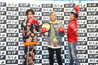 EXITと「今日の服はEXITさんを意識してきた」と話す武尊（中央）。