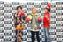 EXITと「今日の服はEXITさんを意識してきた」と話す武尊（中央）。