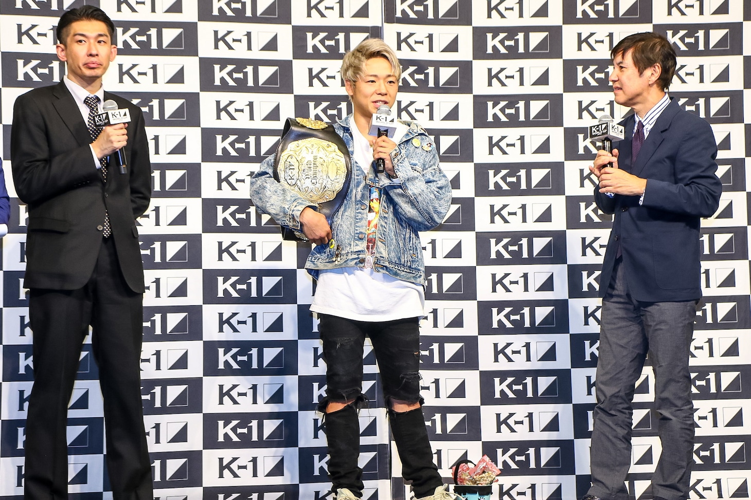 「『K-1 WORLD GP 2019 JAPAN』横浜大会 PRイベント」2部に出演した、K-1公式サポーターの関根勤（右）。
