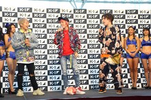 （手前左から）武尊、EXIT。