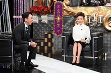 左から有吉弘行、小柳ルミ子。(c)日本テレビ