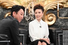 左から有吉弘行、小柳ルミ子。(c)日本テレビ