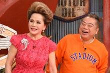 左からデヴィ夫人、出川哲朗。(c)日本テレビ