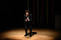 コント「地下ギャンブル」で“ギャーグ”を披露する高佐。