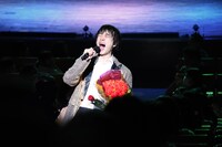 歌い上げる高佐。