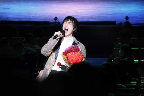 歌い上げる高佐。