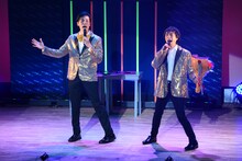 コント「誰にでもできる簡単なお仕事」で熱唱するザ・ギース。