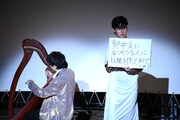 ハープを演奏する高佐（左）と「巨人あるある」を披露する尾関（右）。