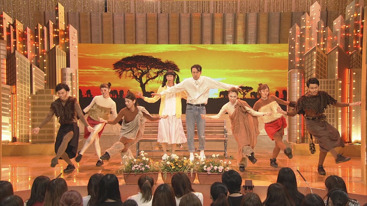 小林幸子のために仕立てたネタを披露するアンガールズ。(c)NHK