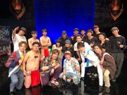 「大学キングダム」のMCを務めるEXIT（前列中央2人）。