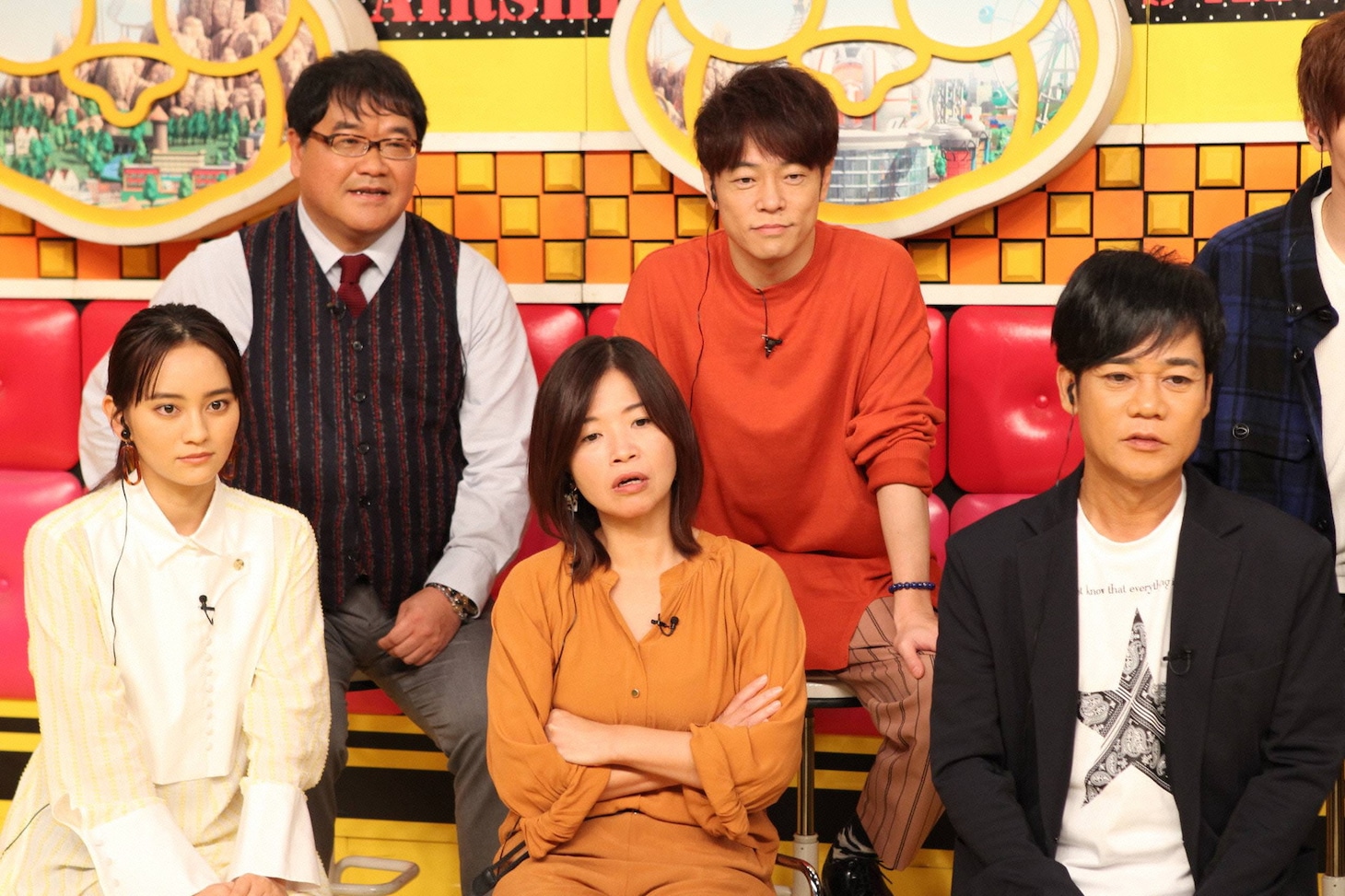 「売れっ子芸能人チーム」の（前列左から）岡田結実、大久保佳代子、ネプチューン名倉、（後列左から）カンニング竹山、陣内智則。(c)フジテレビ