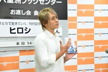 囲み取材に応じるヒロシ。