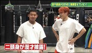 漫才を披露する四千頭身・後藤（左）と中務裕太（右）