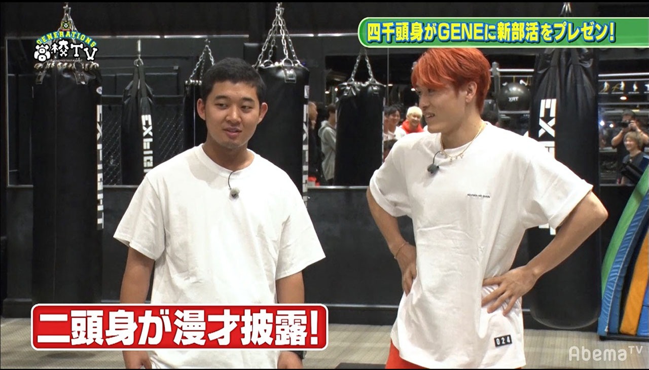 漫才を披露する四千頭身・後藤（左）と中務裕太（右）