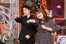 左から福山雅治、りんごちゃん。(c)日本テレビ